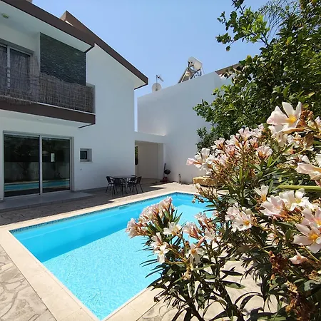 Villa Trendy 34 Larnaca, *