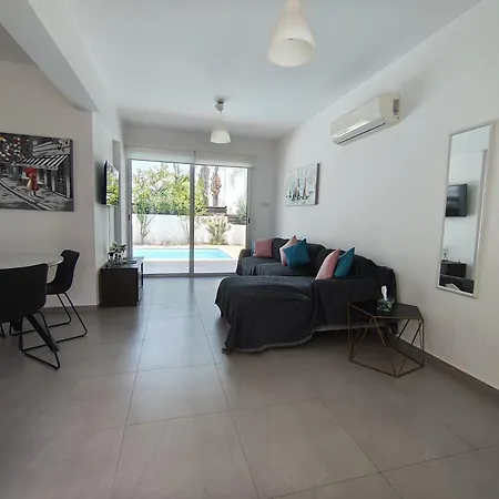 Villa Trendy 34 Larnaca, *