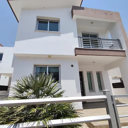 Trendy 34 Larnaca, Píla