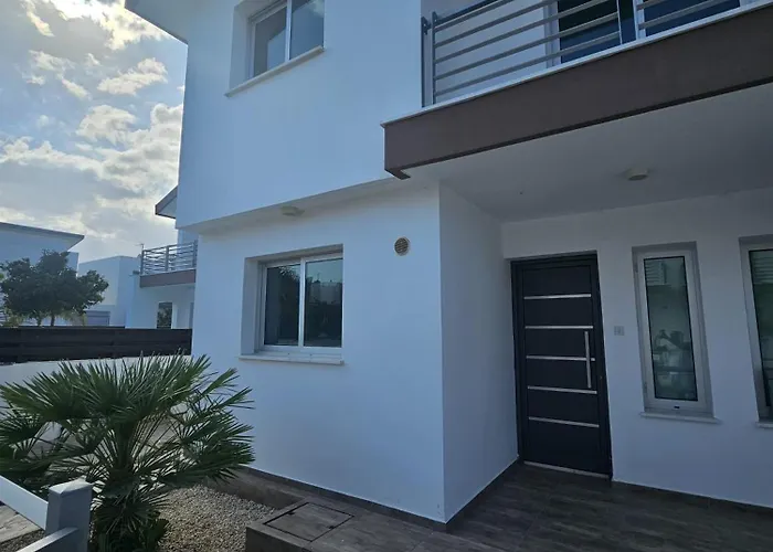 Trendy 34 Larnaca, 皮拉